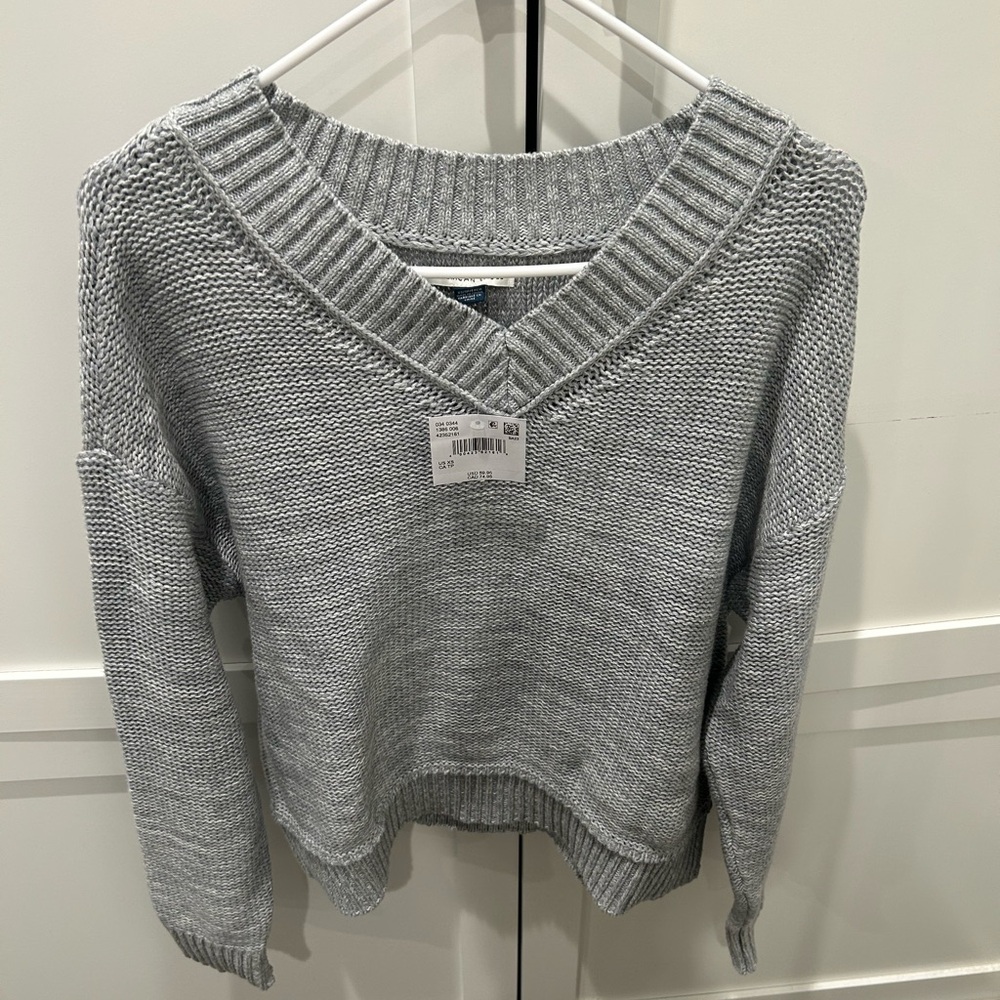 NWT AE Chunky Oversized V-Neck Sweater in Gray. Size XS